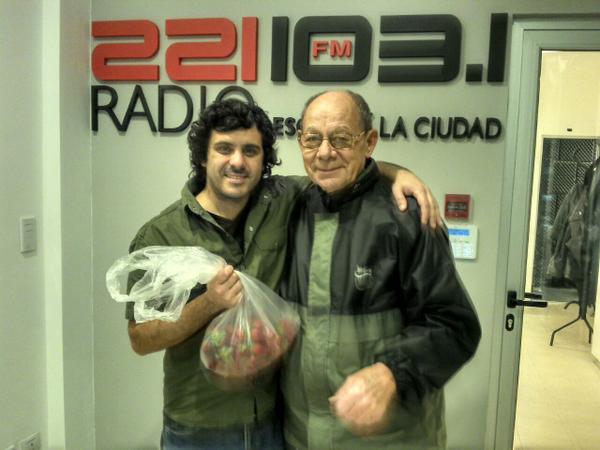Juan Tosetti con frutillas de regalo para Nacho Villabona.